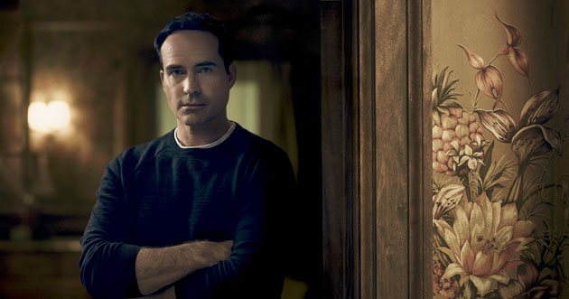Jason Patric er hentet inn i rollen som byens nye beboer, Dr Theo Yedlin. Foto: FOX.